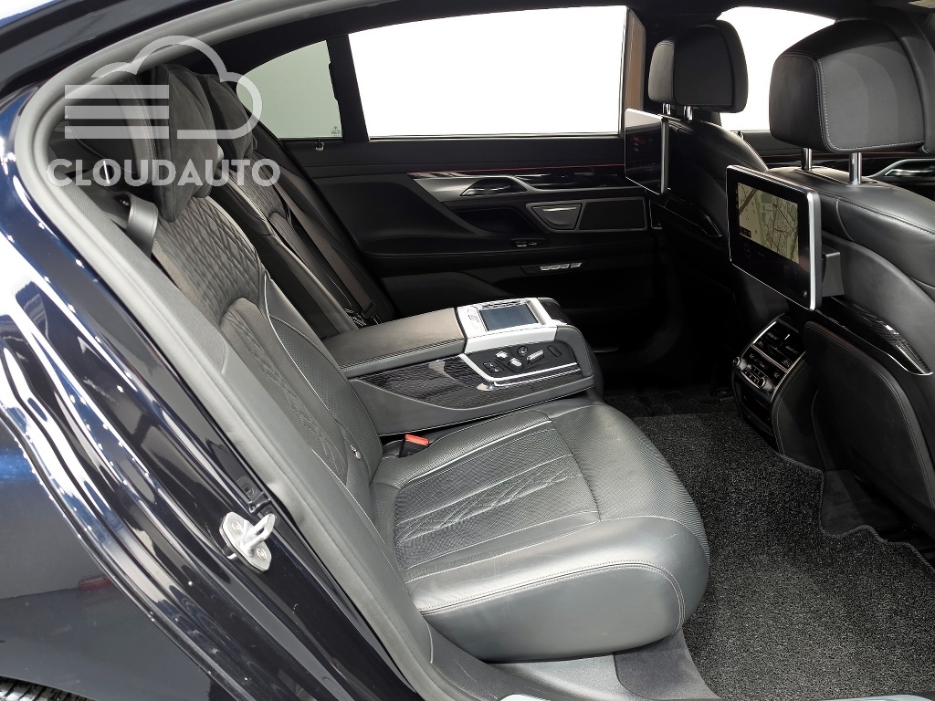 2018 BMW 7 Series 740Li xDrive M Sports - Image 11
