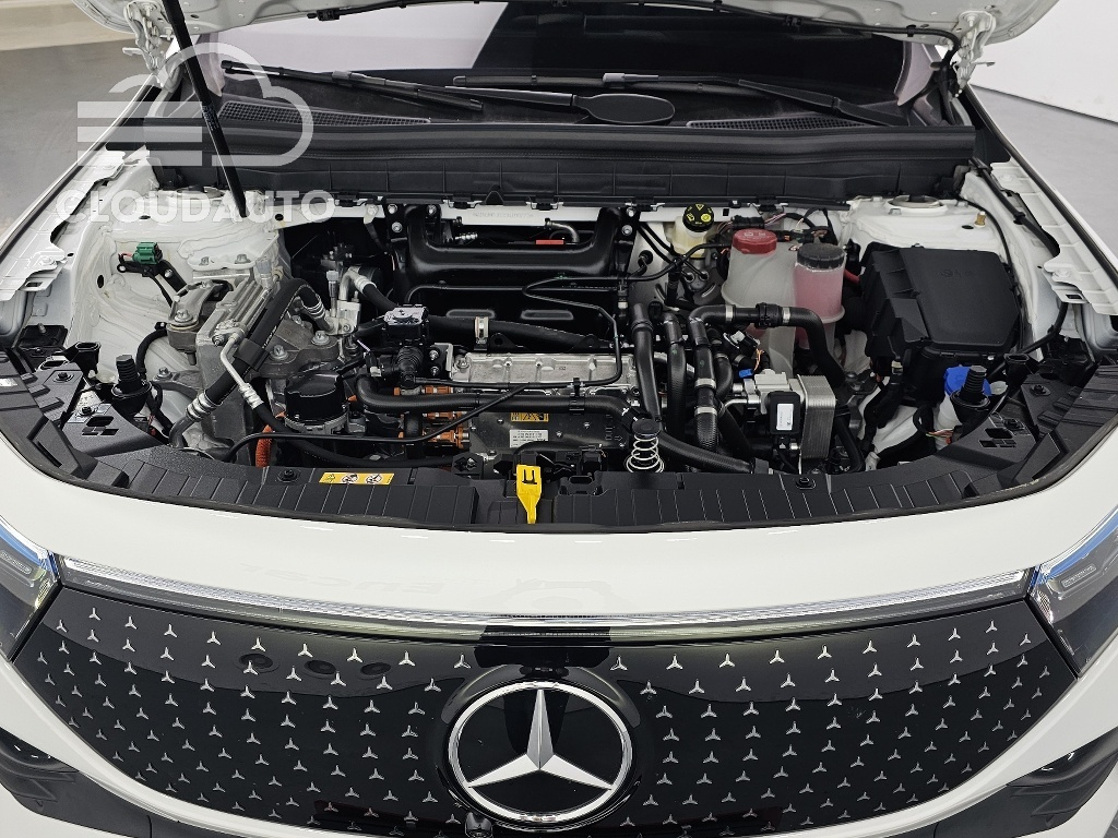 2025 Mercedes-Benz EQB EQB300 4MATIC AMG Line - Image 2