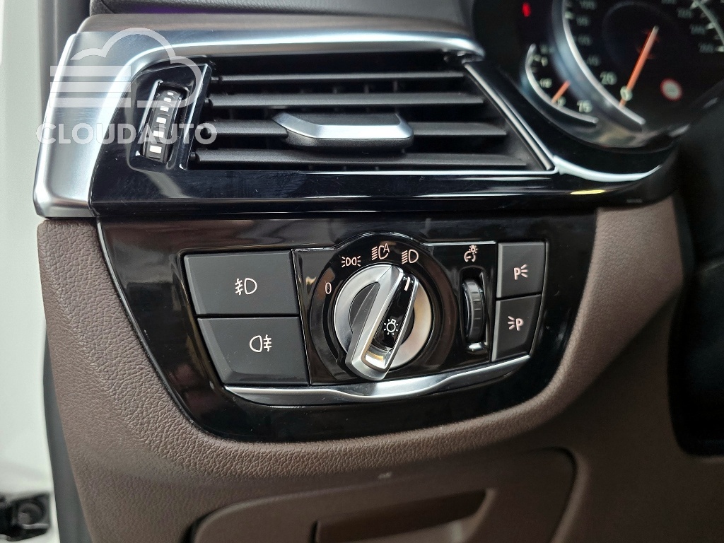 2018 BMW 5 Series 530i xDrive M Sports Plus - Image 19