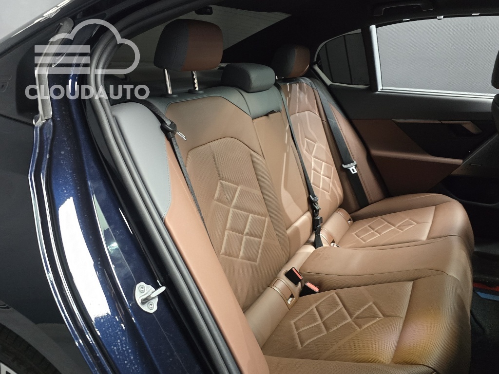 2025 BMW 5 Series 530i xDrive M Sports - Image 11