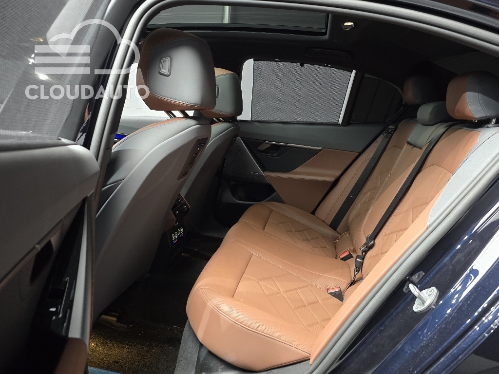 2025 BMW 5 Series 530i xDrive M Sports - Image 12