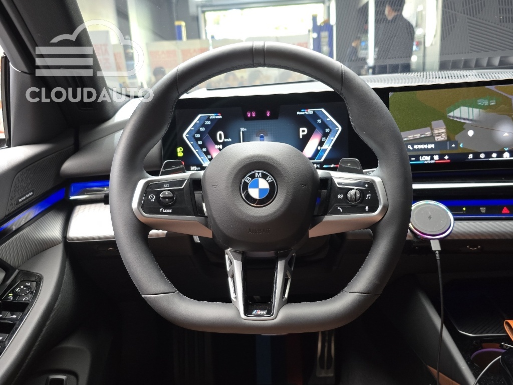 2025 BMW 5 Series 530i xDrive M Sports - Image 13