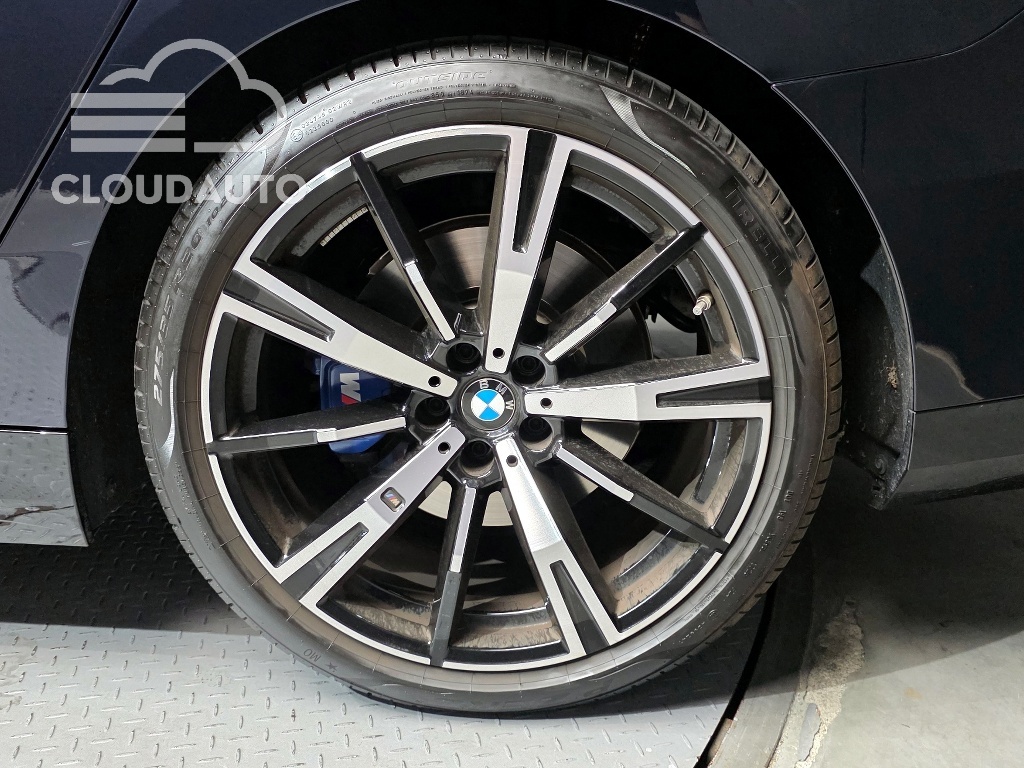 2025 BMW 5 Series 530i xDrive M Sports - Image 21