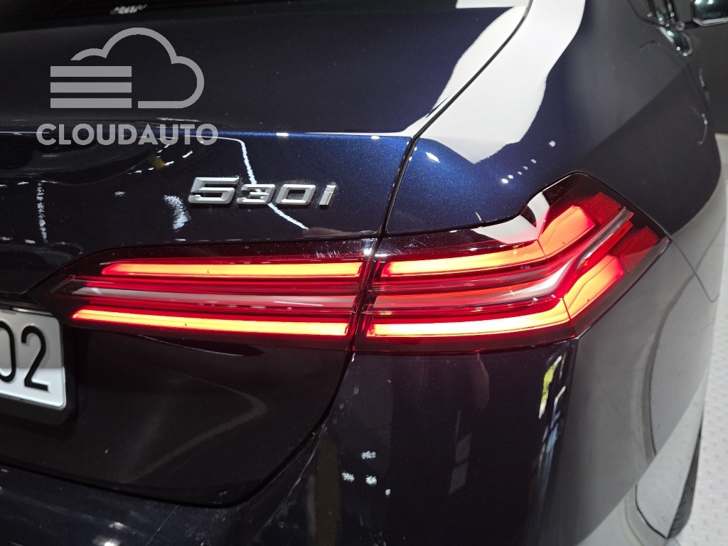 2025 BMW 5 Series 530i xDrive M Sports - Image 23