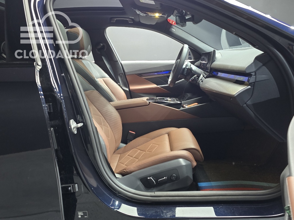 2025 BMW 5 Series 530i xDrive M Sports - Image 26