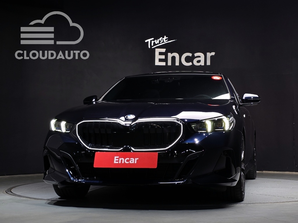 2025 BMW 5 Series 530i xDrive M Sports - Image 3