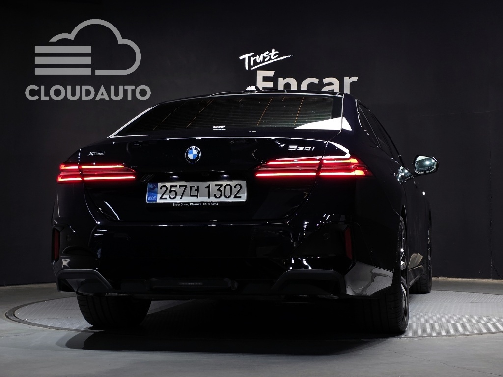 2025 BMW 5 Series 530i xDrive M Sports - Image 4