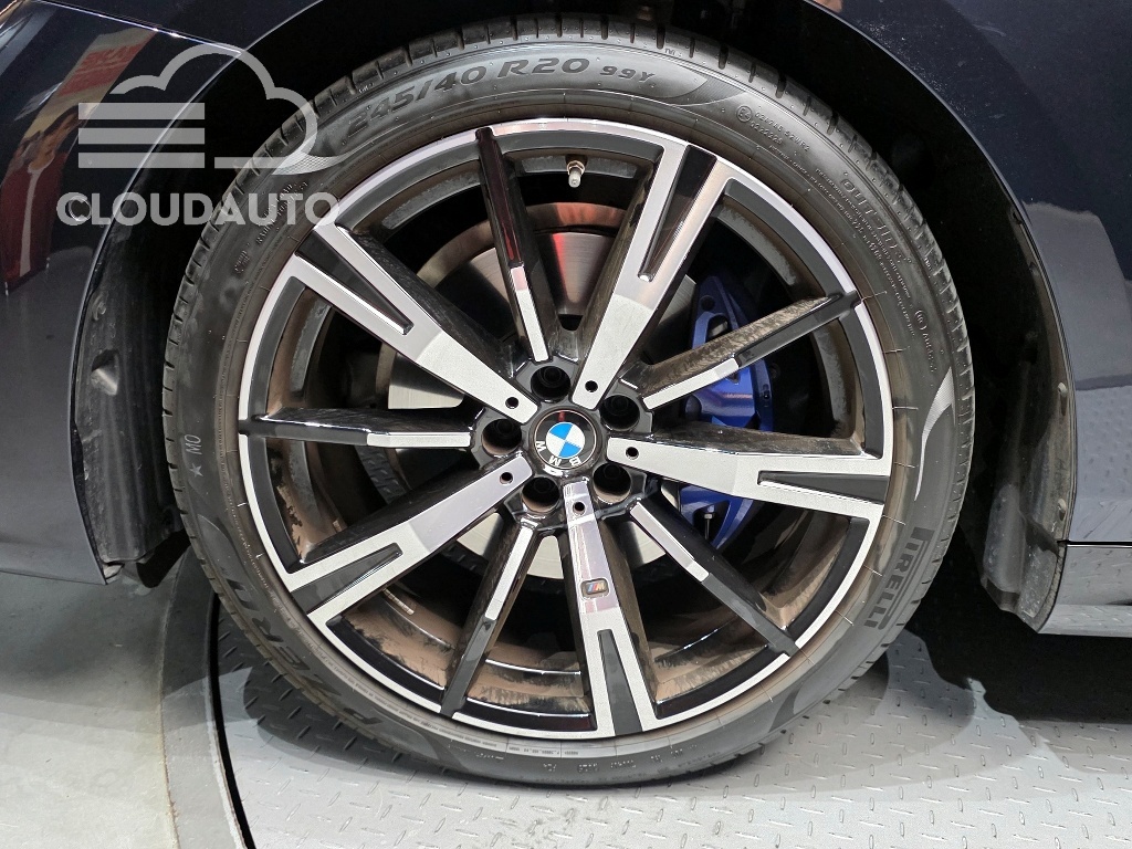 2025 BMW 5 Series 530i xDrive M Sports - Image 5