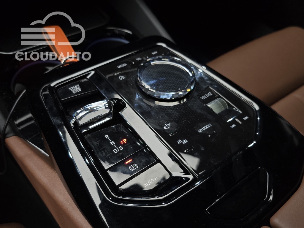 2025 BMW 5 Series 530i xDrive M Sports - Image 9