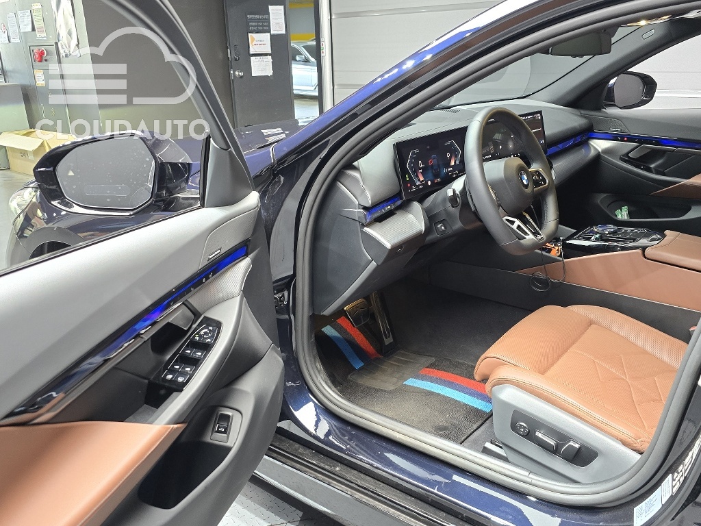 2025 BMW 5 Series 530i xDrive M Sports - Image 10