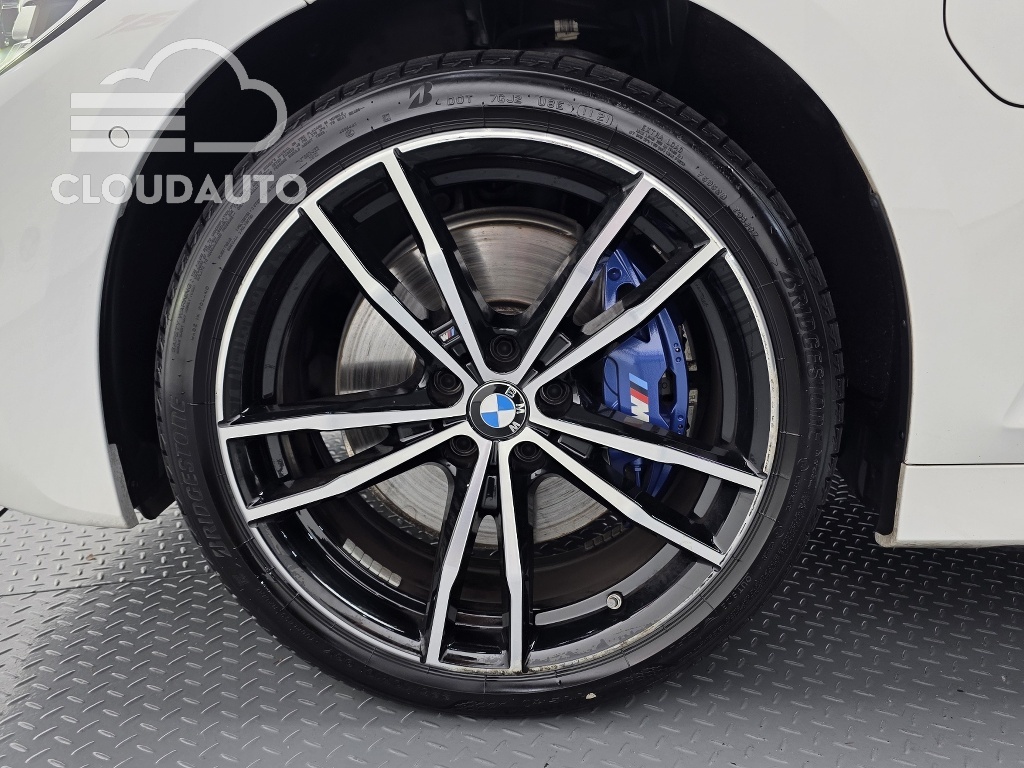 2021 BMW 3 Series 330e M Sports - Image 5