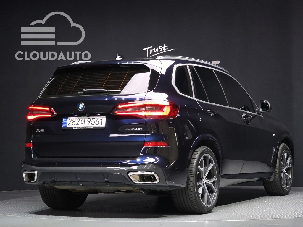 2023 BMW X5 xDrive 40i M Sports - Image 2