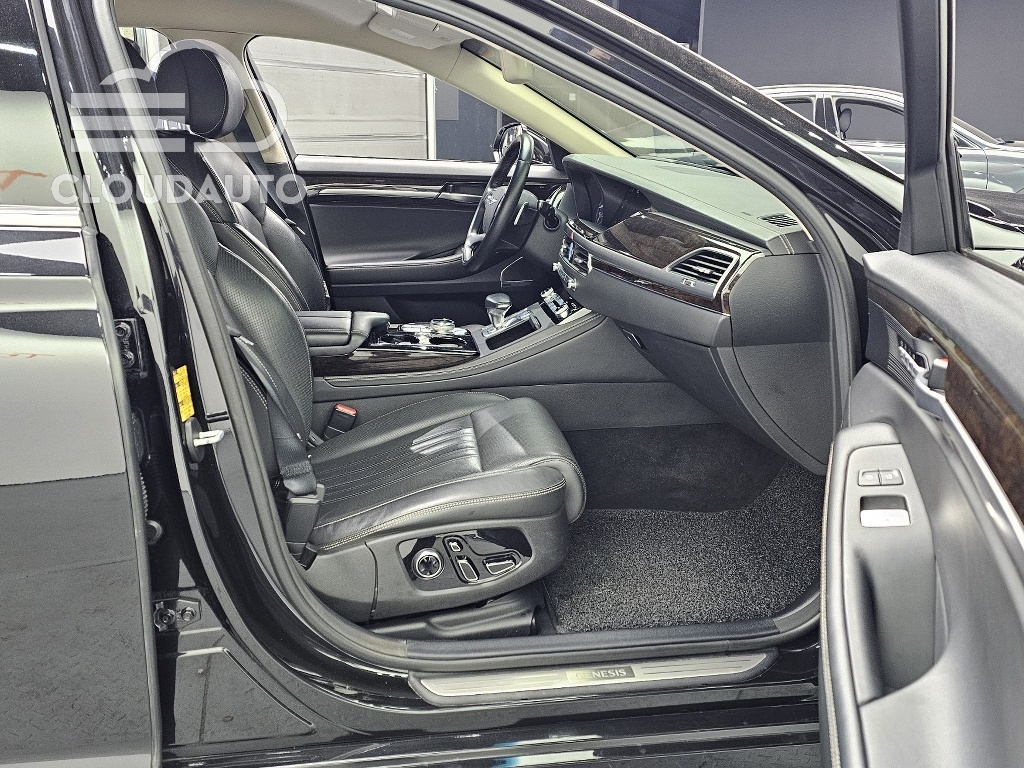 2019 Genesis G90 3.3 T AWD - Image 11