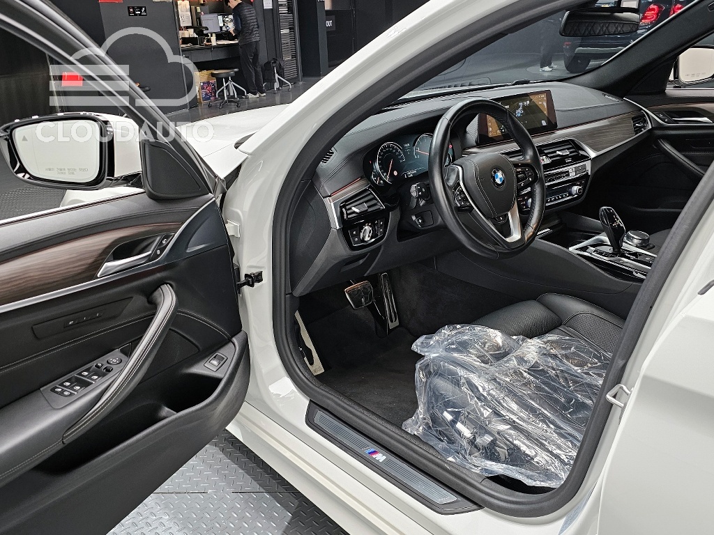 2018 BMW 5 Series 530i xDrive M Sports Plus - Image 11
