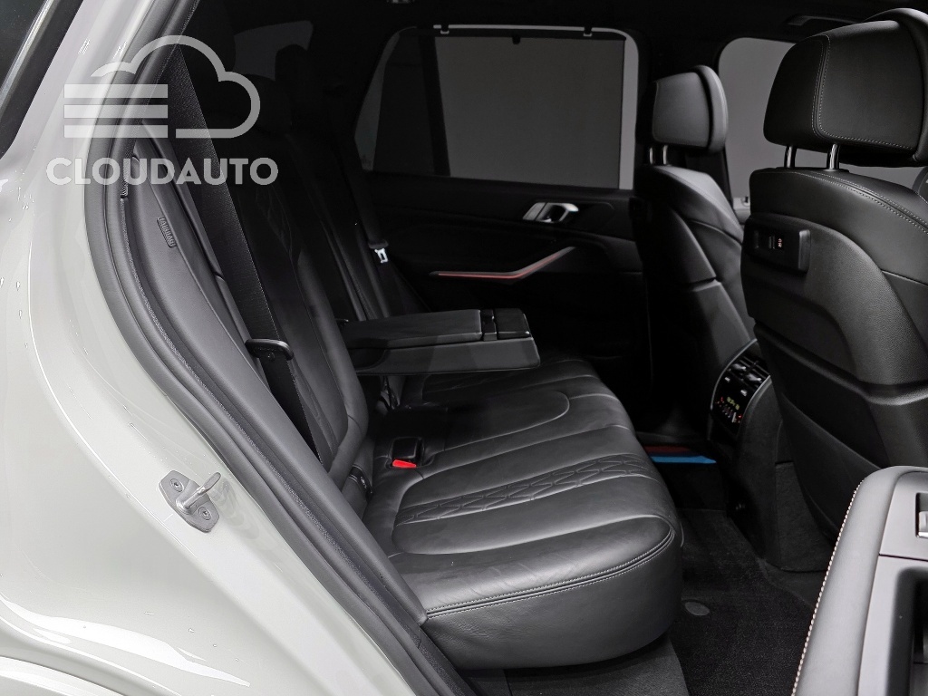 2022 BMW X5 xDrive 40i M Sports - Image 12