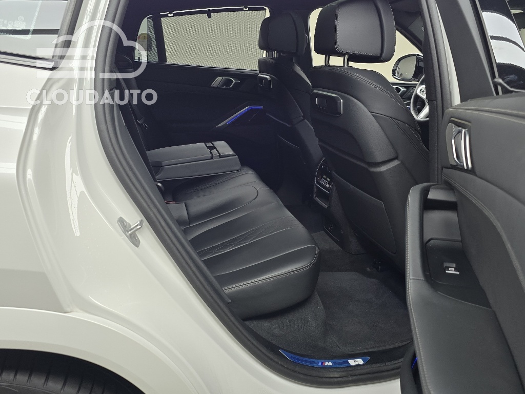 2025 BMW X6 xDrive40i M Sports - Image 12