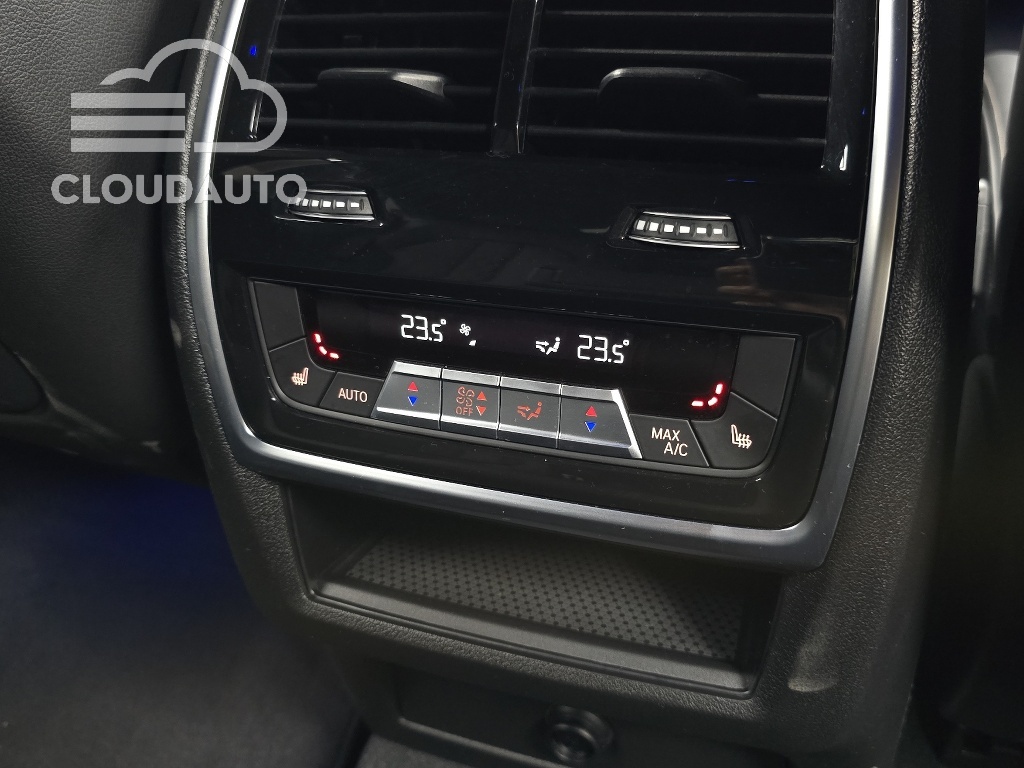 2025 BMW X6 xDrive40i M Sports - Image 18