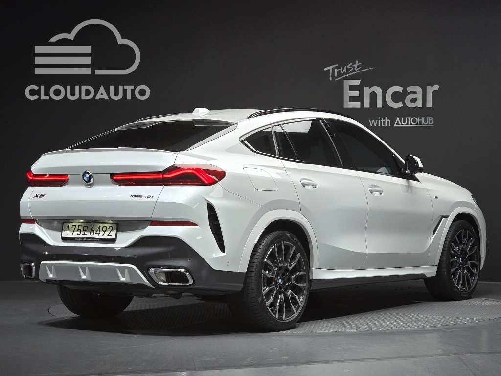 2025 BMW X6 xDrive40i M Sports - Image 2