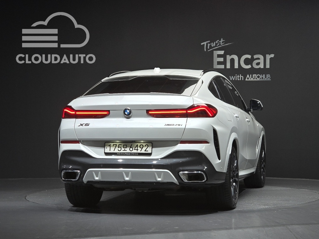 2025 BMW X6 xDrive40i M Sports - Image 4