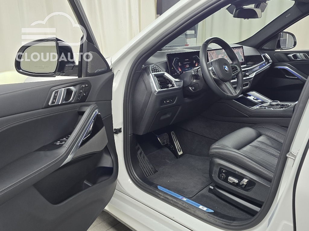 2025 BMW X6 xDrive40i M Sports - Image 10