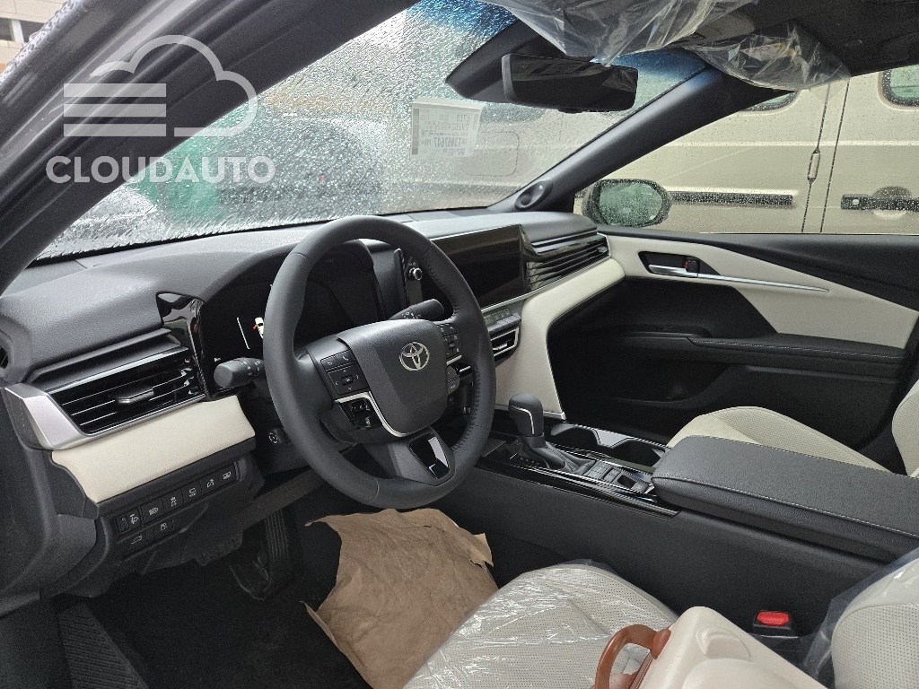 2026 Toyota Camry 2.5 XLE Premium Hybrid - Image 11