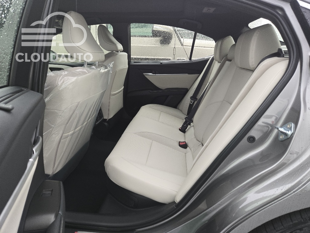 2026 Toyota Camry 2.5 XLE Premium Hybrid - Image 12