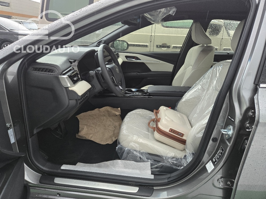 2026 Toyota Camry 2.5 XLE Premium Hybrid - Image 13