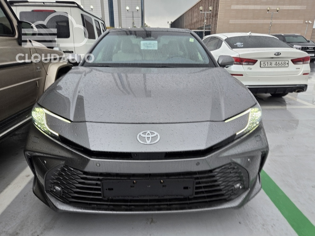 2026 Toyota Camry 2.5 XLE Premium Hybrid - Image 2