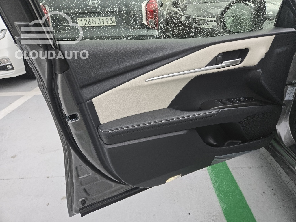 2026 Toyota Camry 2.5 XLE Premium Hybrid - Image 3