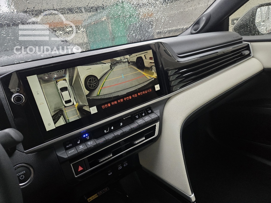 2026 Toyota Camry 2.5 XLE Premium Hybrid - Image 5