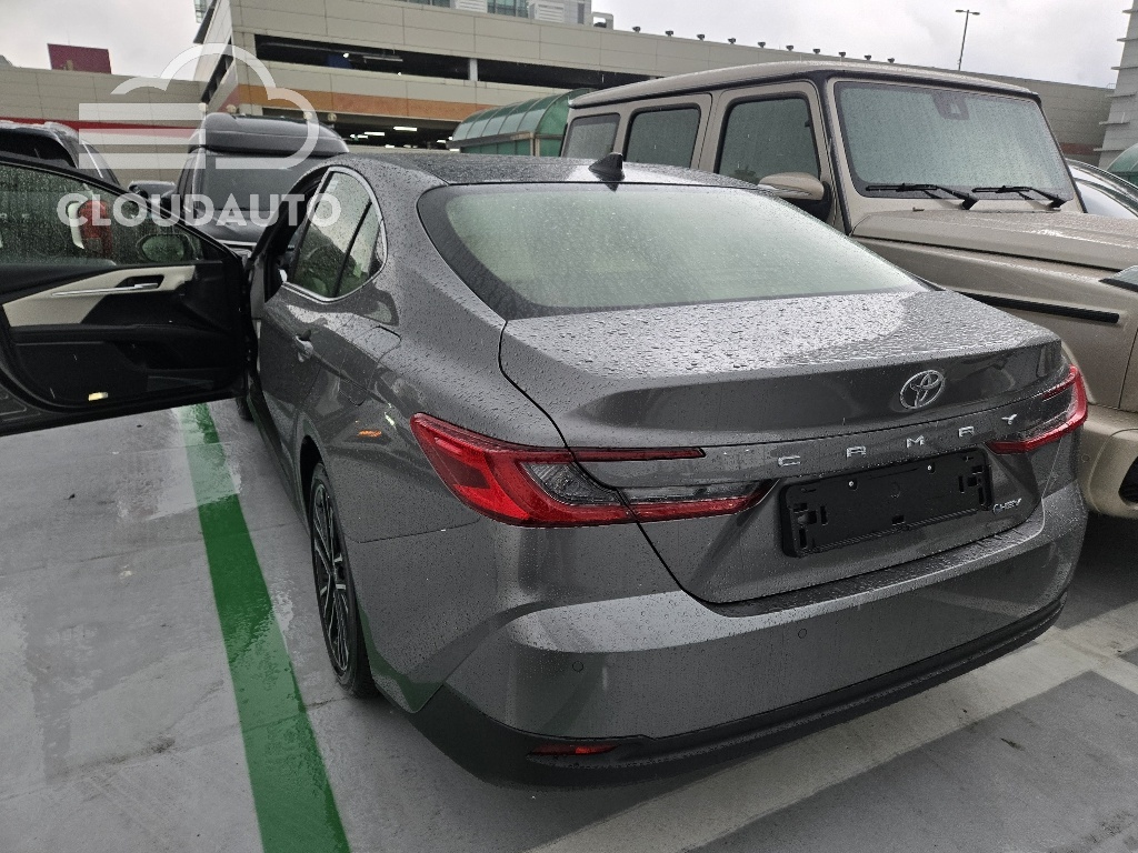 2026 Toyota Camry 2.5 XLE Premium Hybrid - Image 7