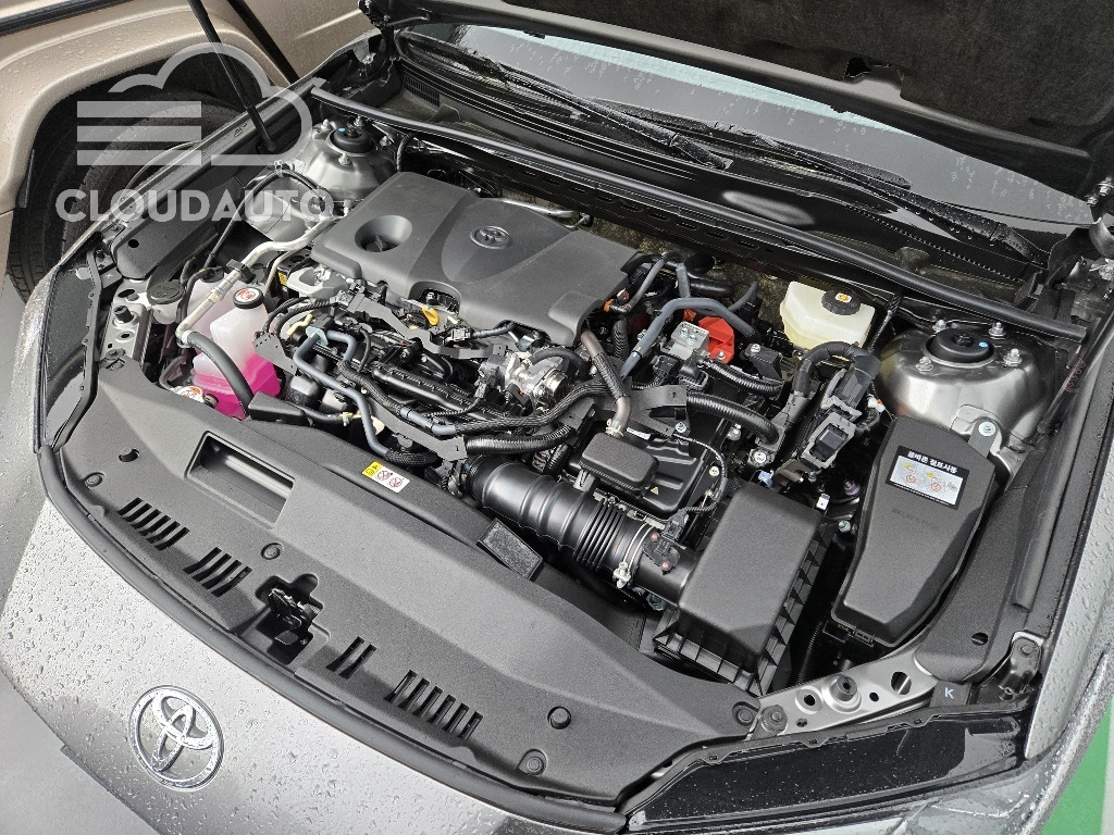 2026 Toyota Camry 2.5 XLE Premium Hybrid - Image 9