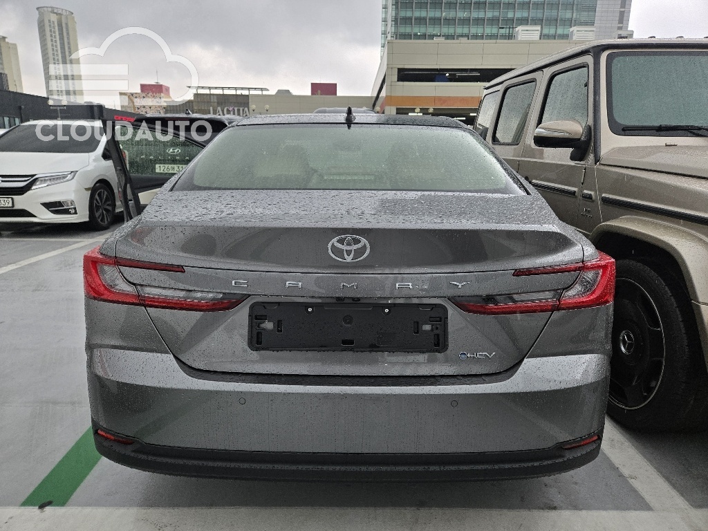 2026 Toyota Camry 2.5 XLE Premium Hybrid - Image 10