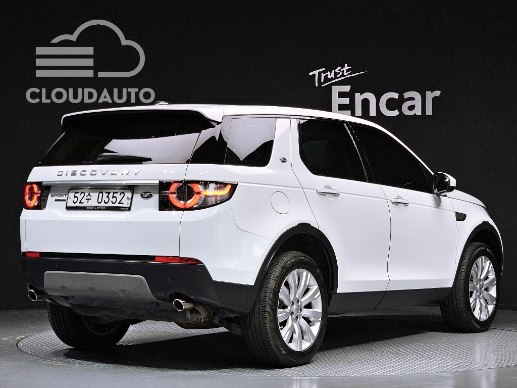 2016 Land Rover Discovery Sport 2.0 TD4 HSE Luxury - Image 2