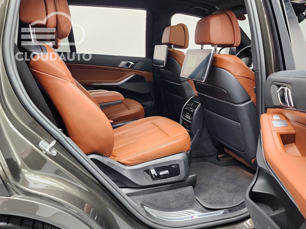 2022 BMW X7 xDrive 40i M Sports 6 - Image 12