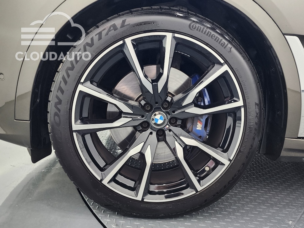 2022 BMW X7 xDrive 40i M Sports 6 - Image 5