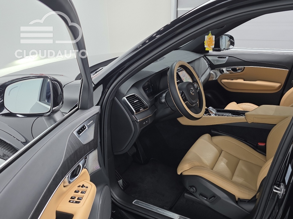 2024 Volvo XC90 T8 Hybrid - Image 11