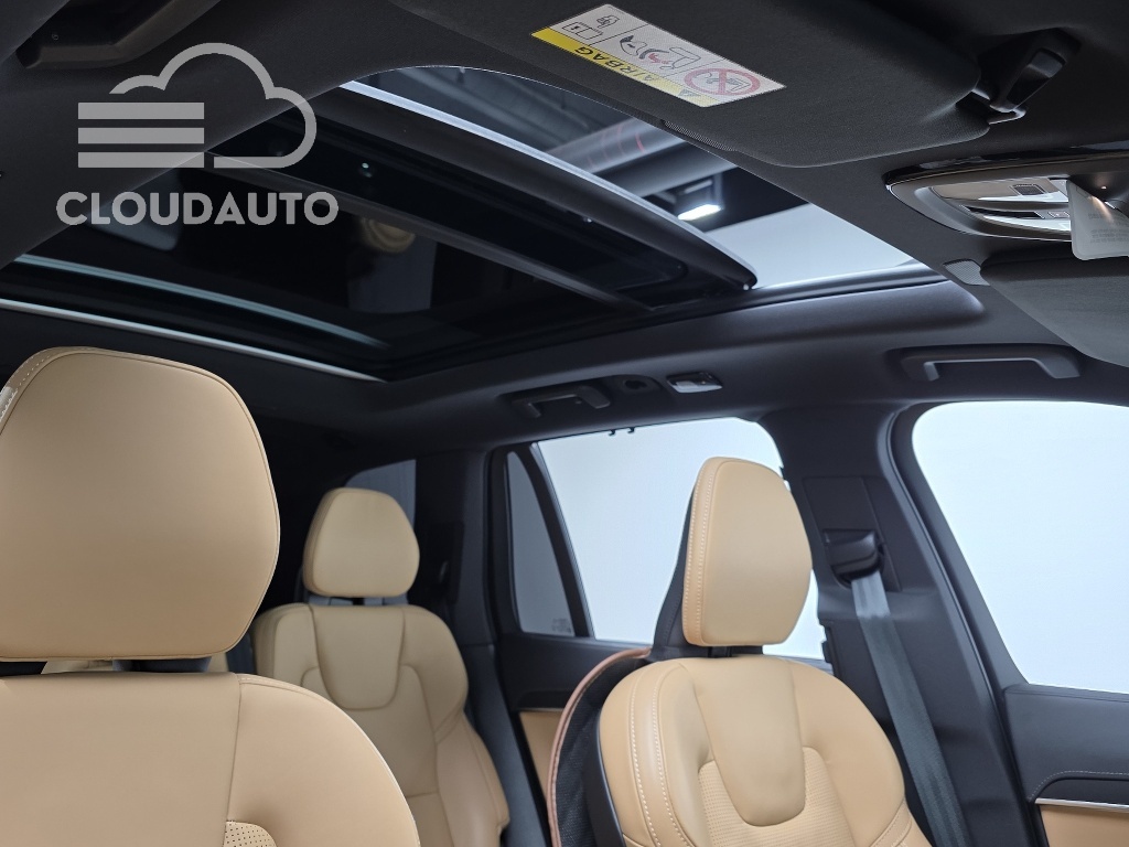2024 Volvo XC90 T8 Hybrid - Image 17