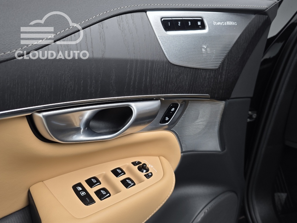 2024 Volvo XC90 T8 Hybrid - Image 18