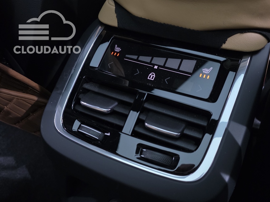 2024 Volvo XC90 T8 Hybrid - Image 19