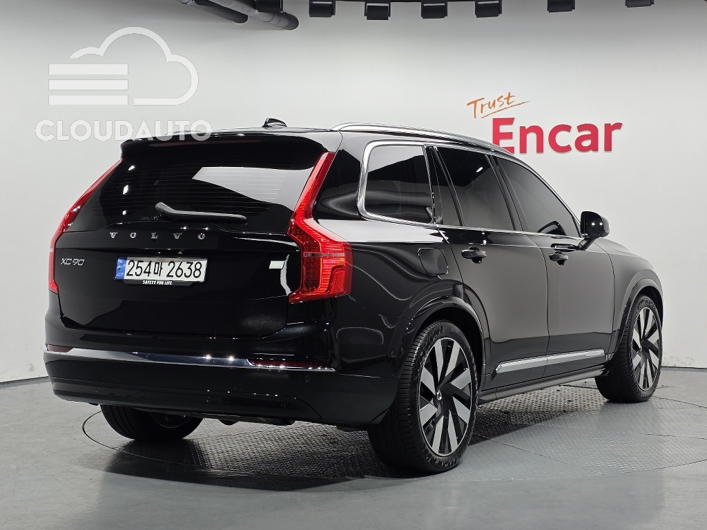 2024 Volvo XC90 T8 Hybrid - Image 2