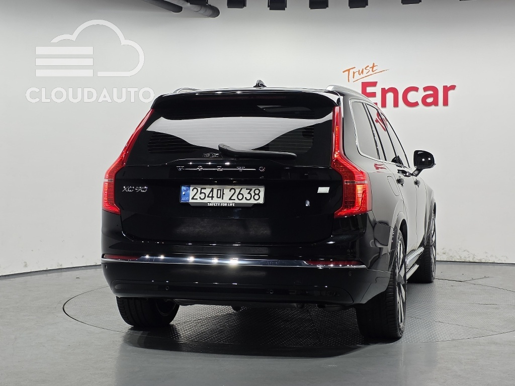 2024 Volvo XC90 T8 Hybrid - Image 4