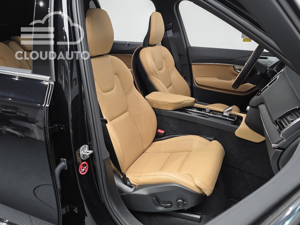 2024 Volvo XC90 T8 Hybrid - Image 10