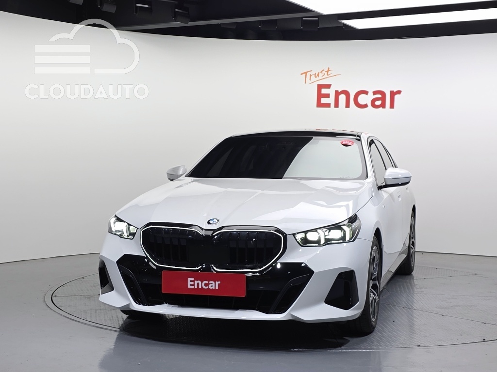 2025 BMW 5 Series 520i M Sports - Image 3