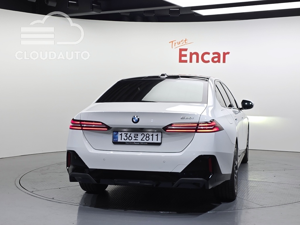 2025 BMW 5 Series 520i M Sports - Image 4