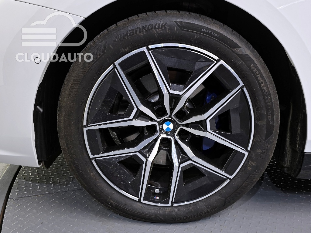 2025 BMW 5 Series 520i M Sports - Image 5