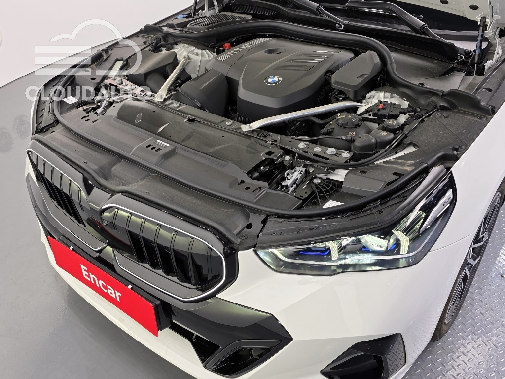 2025 BMW 5 Series 520i M Sports - Image 6