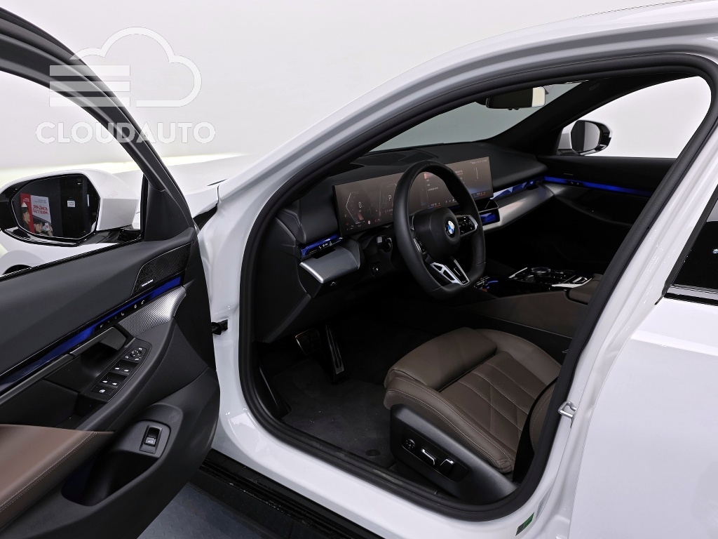 2025 BMW 5 Series 520i M Sports - Image 10