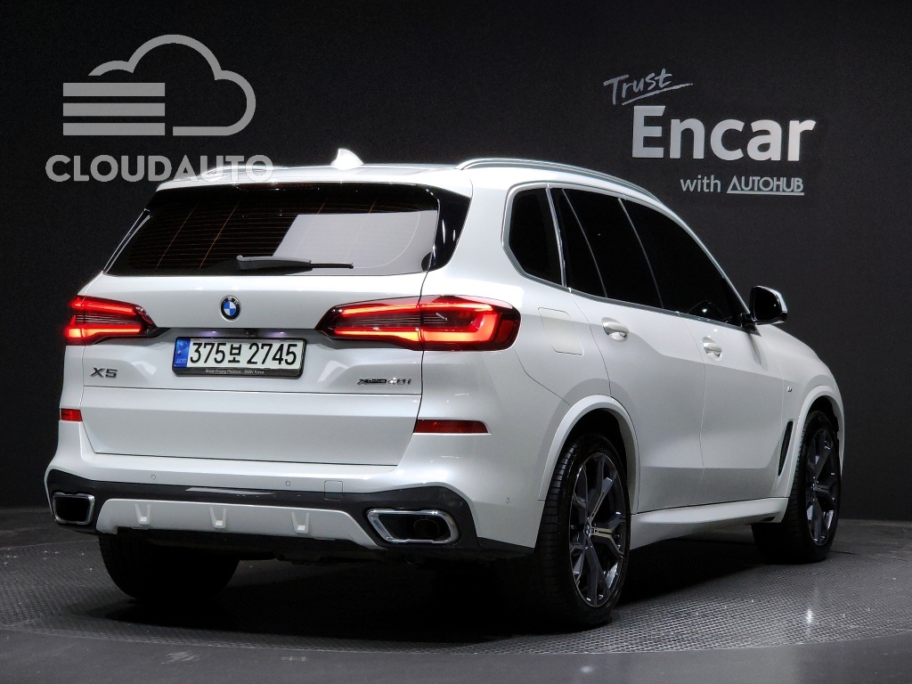 2021 BMW X5 xDrive 40i M Sports - Image 2