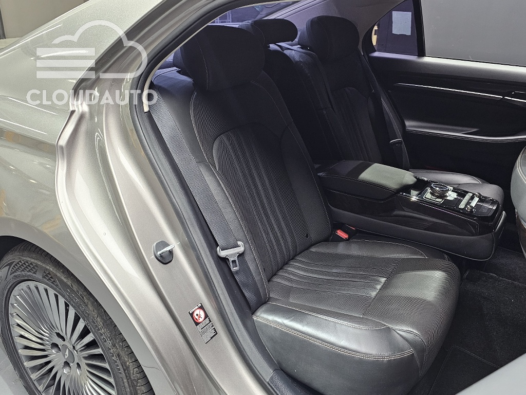 2019 Genesis G90 3.8 - Image 12